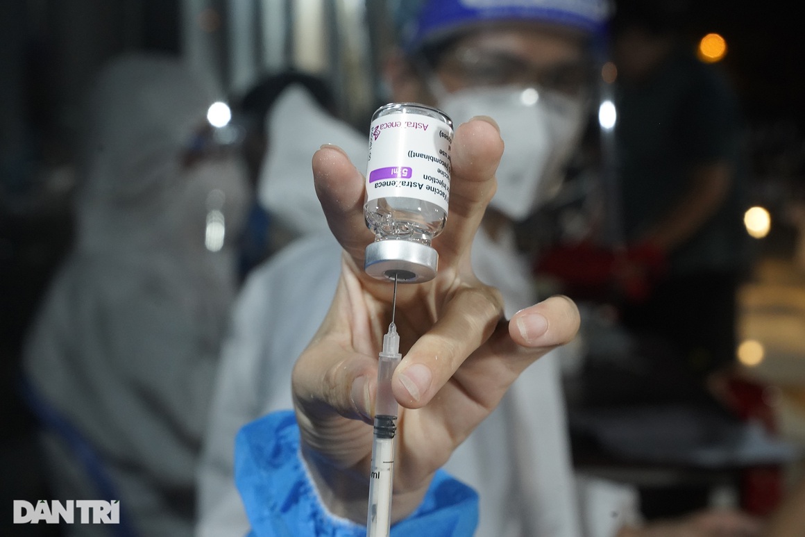 Người dân Sài Gòn chong đèn, tiêm vắc xin vào ban đêm - 7