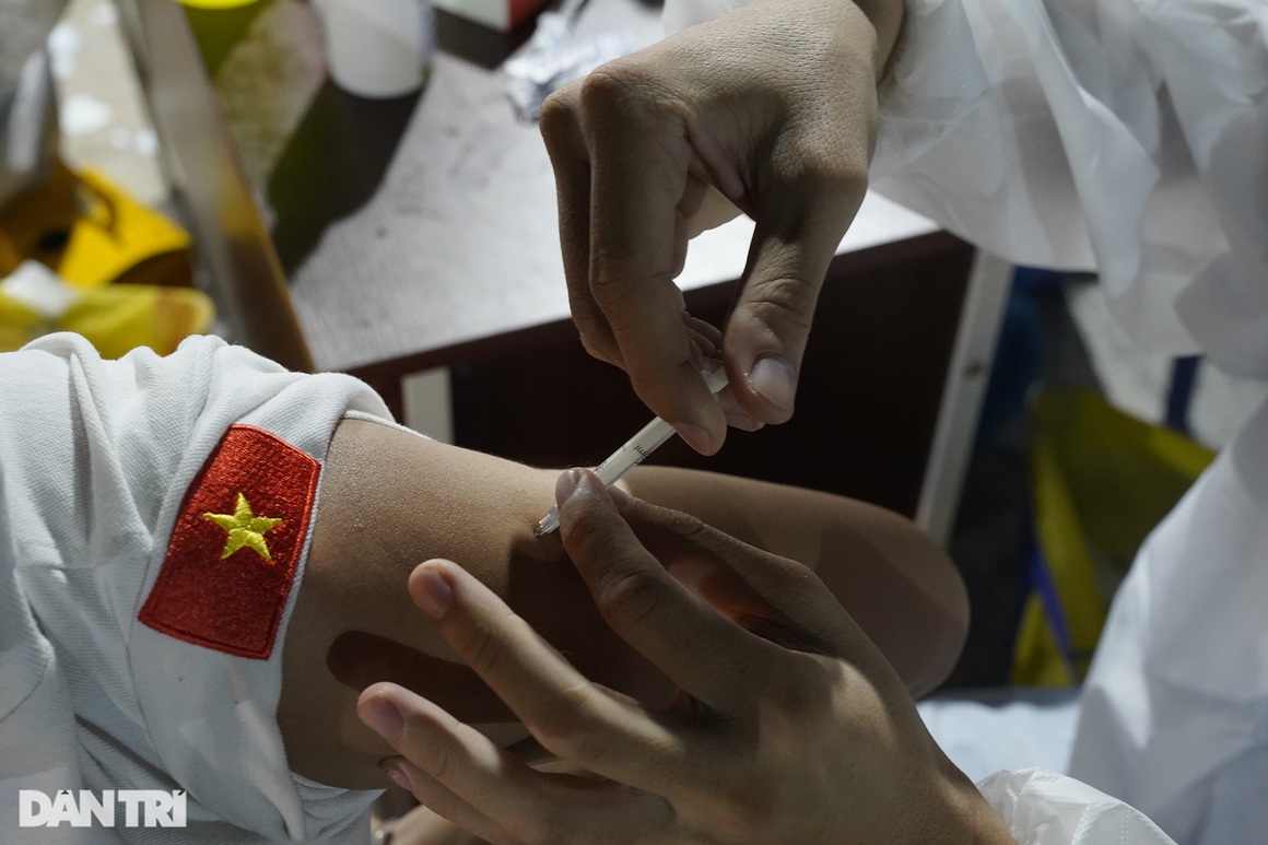 Người dân Sài Gòn chong đèn, tiêm vắc xin vào ban đêm - 8