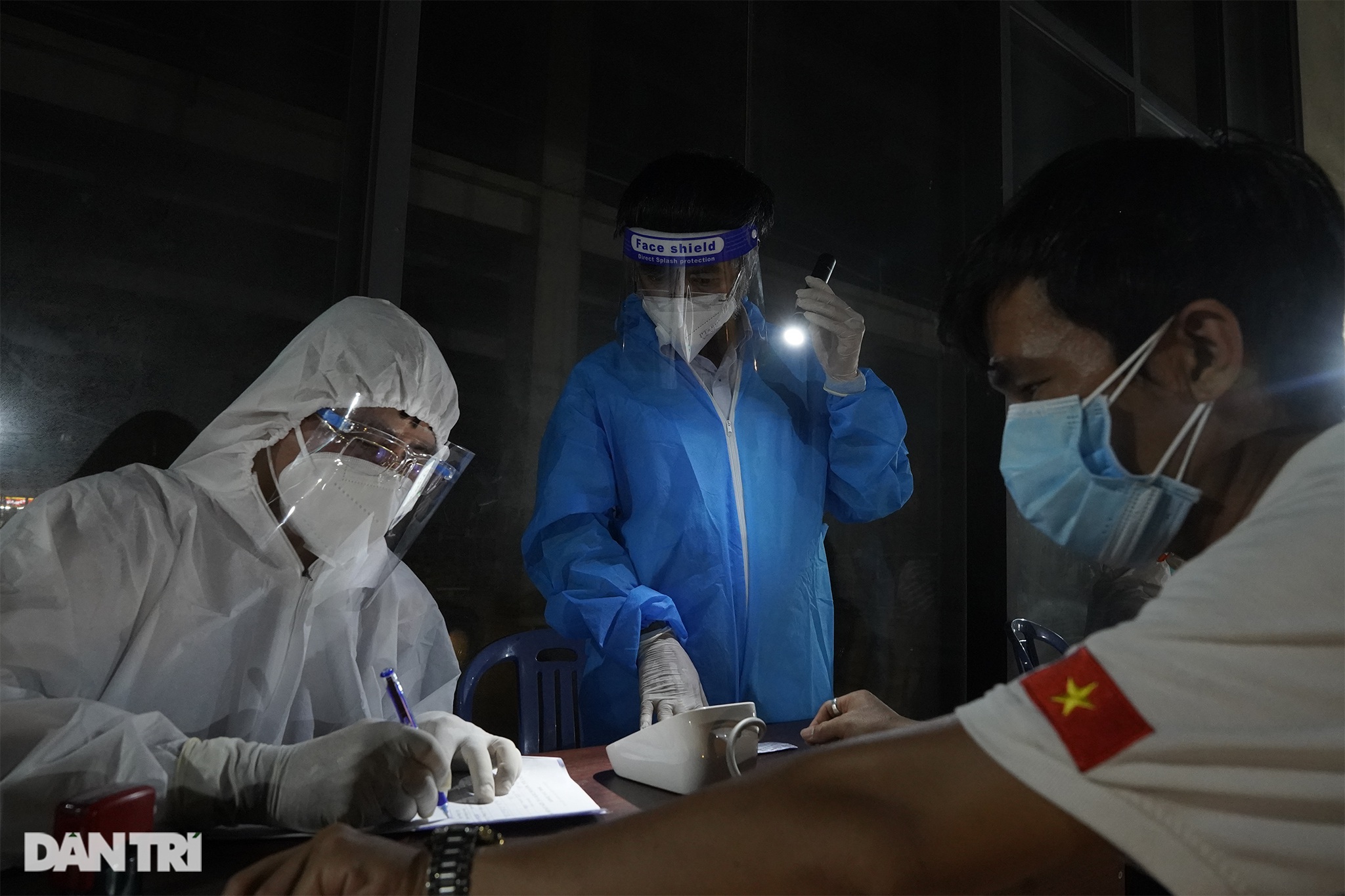Người dân Sài Gòn chong đèn, tiêm vắc xin vào ban đêm - 4
