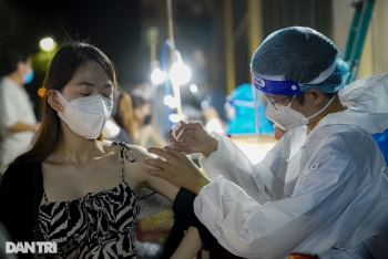 Người dân Sài Gòn"chong đèn", tiêm vắc xin vào ban đêm