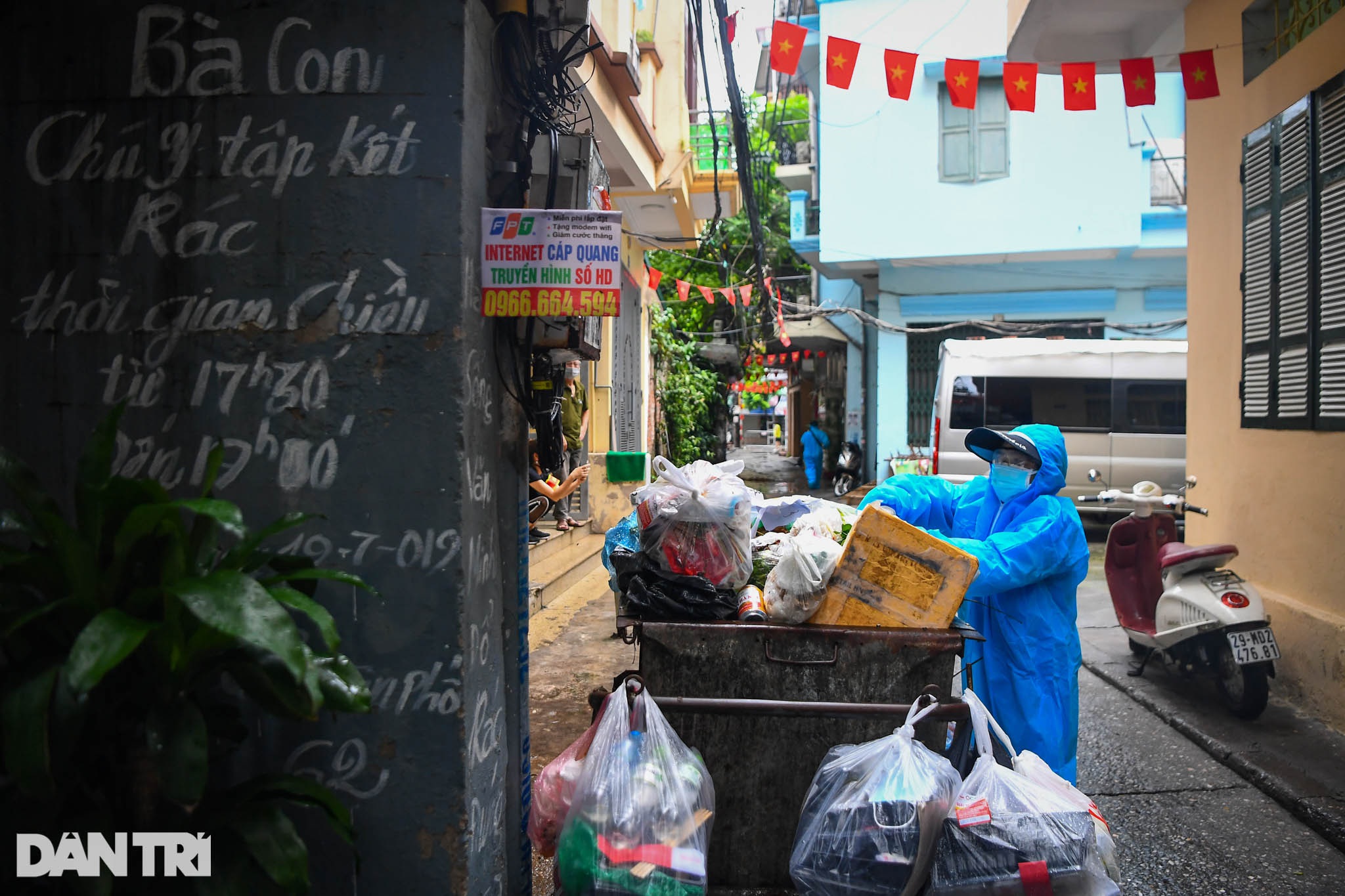 14 nữ chiến binh áo xanh thu gom rác giữa vùng dịch ở Hà Nội - 6