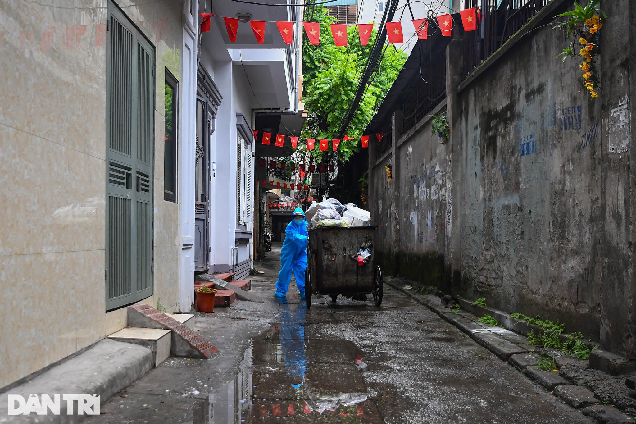 14 nữ chiến binh áo xanh thu gom rác giữa vùng dịch ở Hà Nội - 11