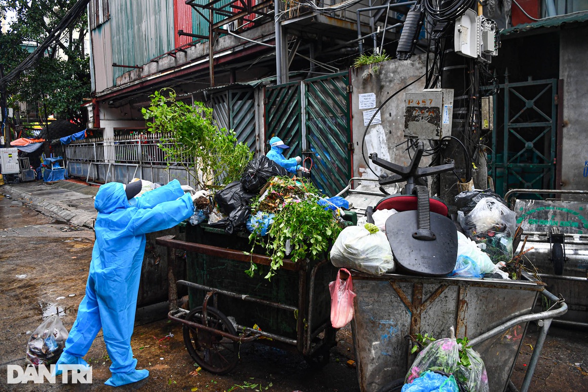 14 nữ chiến binh áo xanh thu gom rác giữa vùng dịch ở Hà Nội - 5