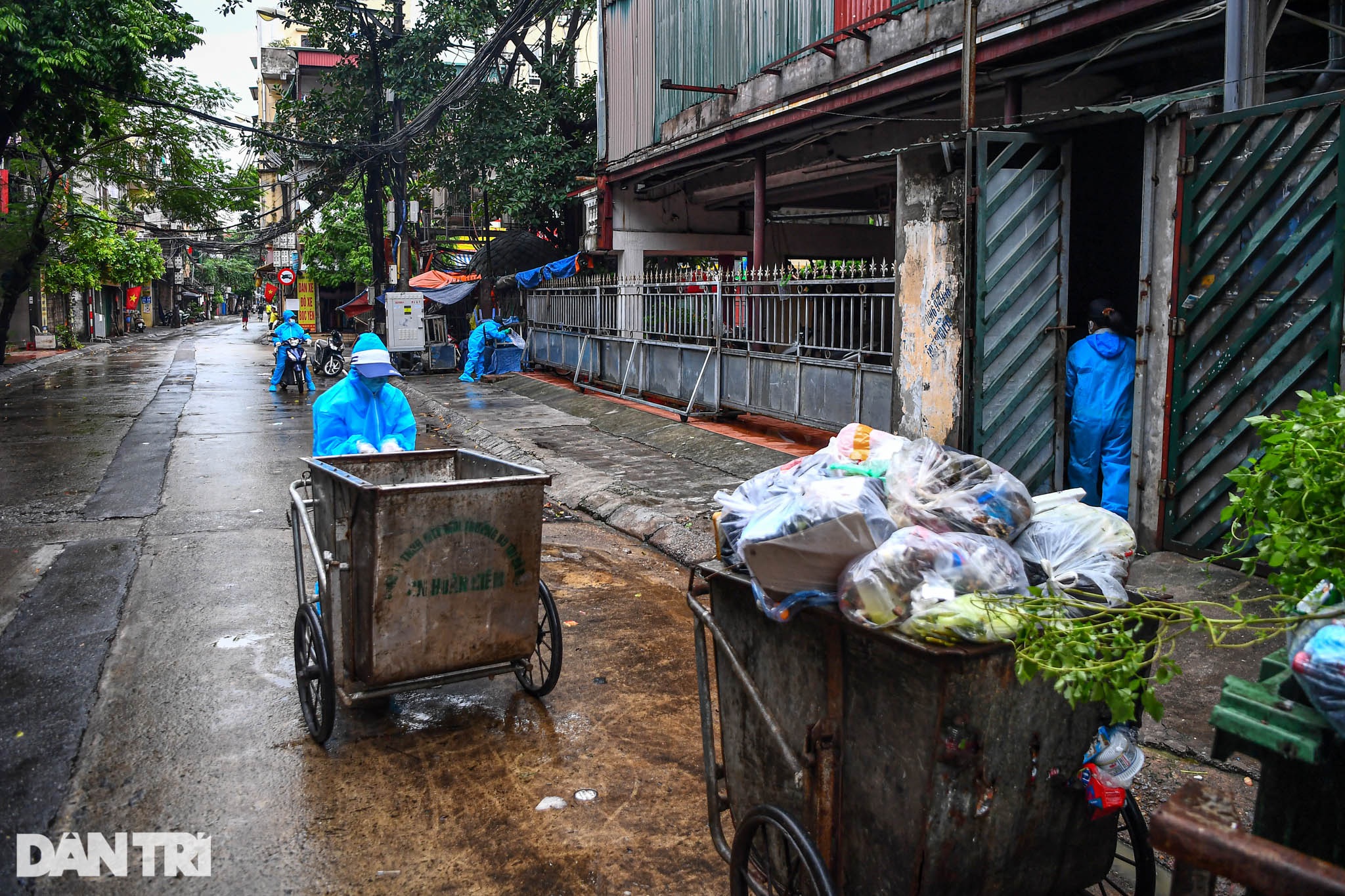 14 nữ chiến binh áo xanh thu gom rác giữa vùng dịch ở Hà Nội - 3