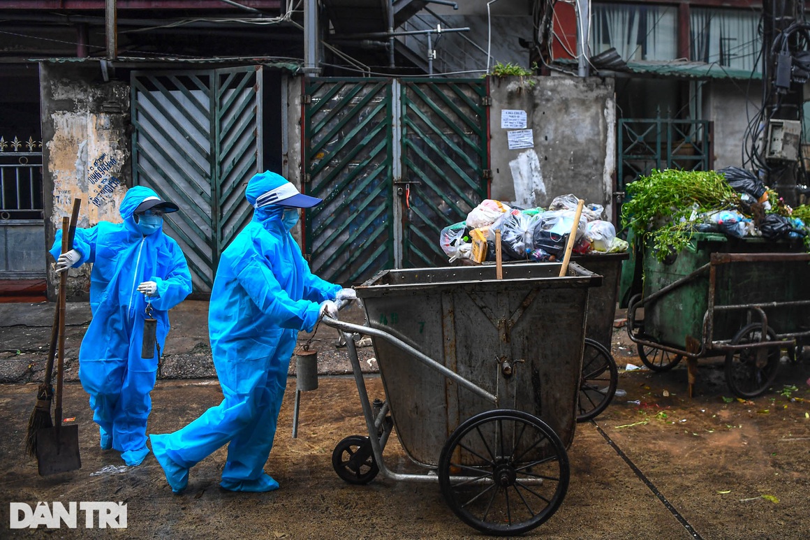 14 nữ chiến binh áo xanh thu gom rác giữa vùng dịch ở Hà Nội - 4