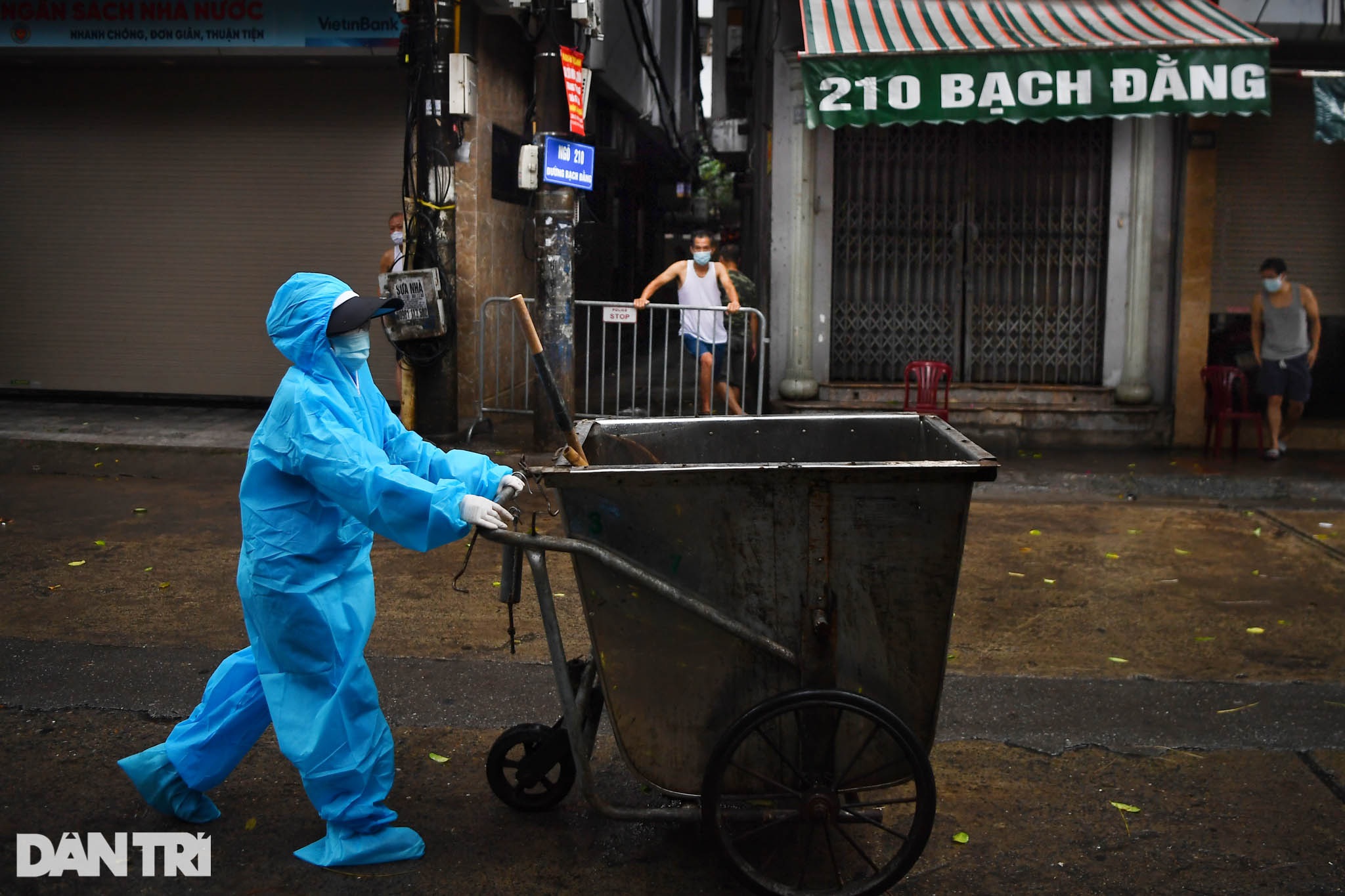 14 nữ chiến binh áo xanh thu gom rác giữa vùng dịch ở Hà Nội - 7