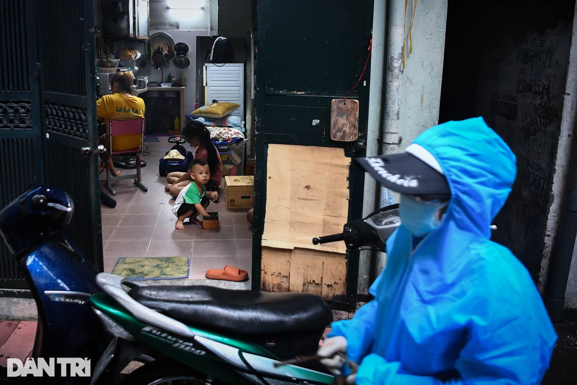 14 nữ chiến binh áo xanh thu gom rác giữa vùng dịch ở Hà Nội - 10
