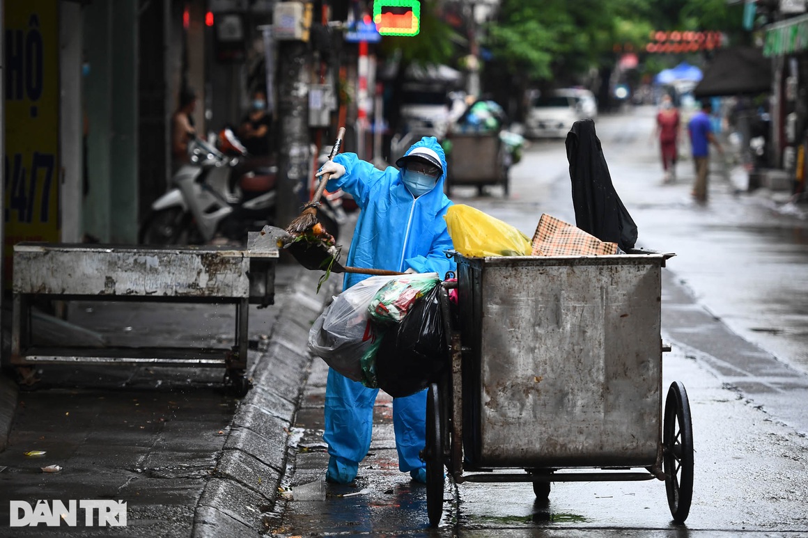 14 nữ chiến binh áo xanh thu gom rác giữa vùng dịch ở Hà Nội - 12