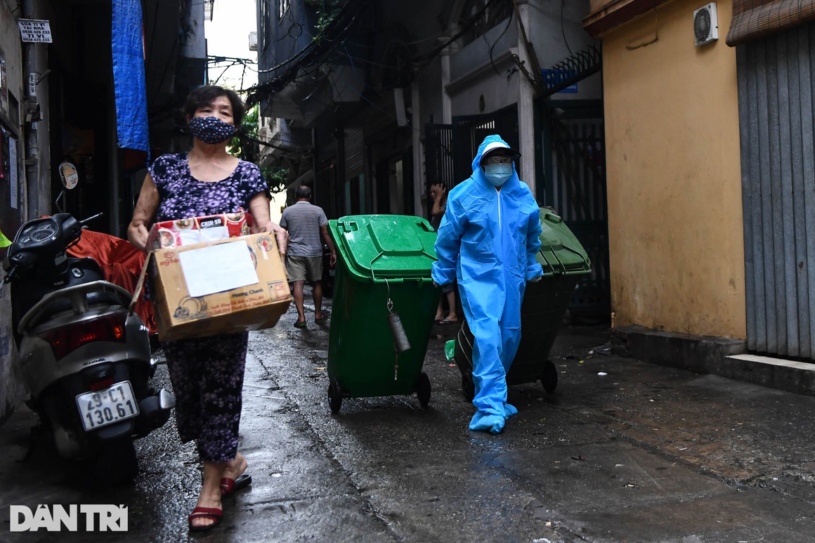 14 nữ chiến binh áo xanh thu gom rác giữa vùng dịch ở Hà Nội - 9
