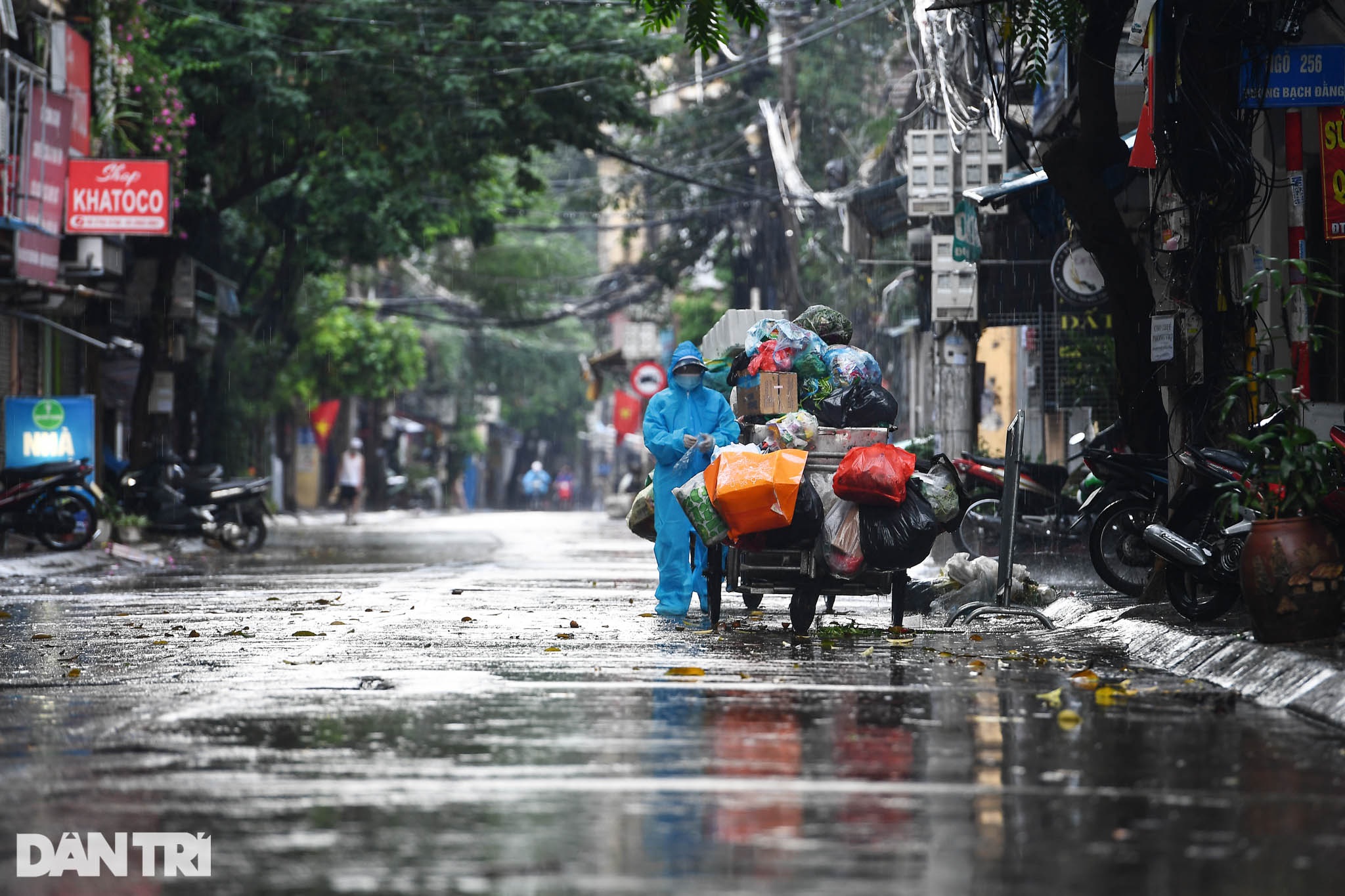 14 nữ chiến binh áo xanh thu gom rác giữa vùng dịch ở Hà Nội - 14