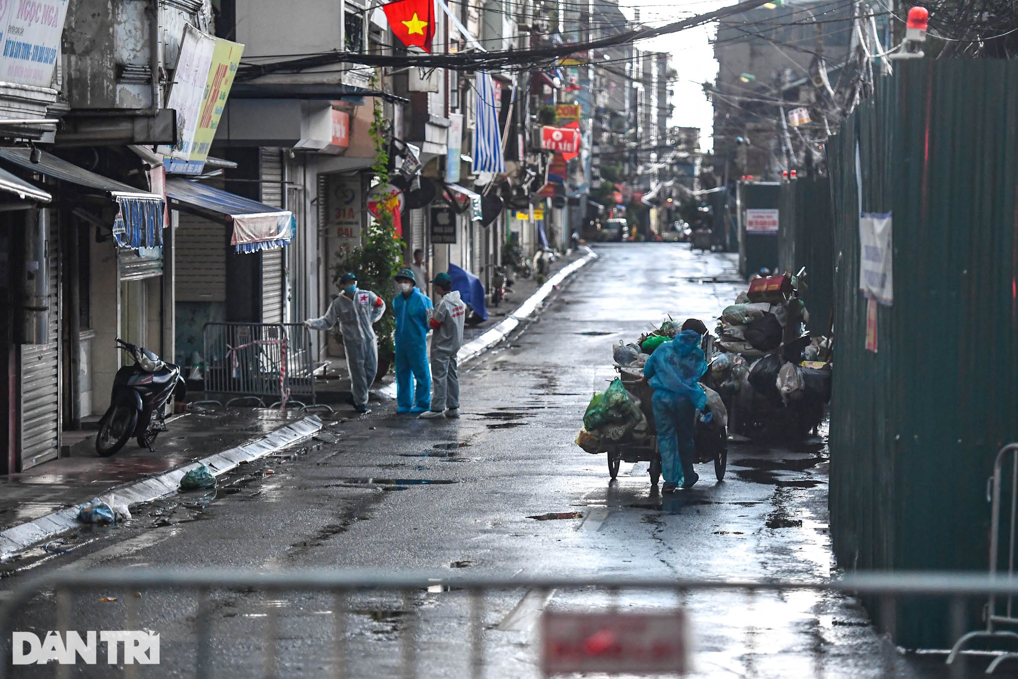 14 nữ chiến binh áo xanh thu gom rác giữa vùng dịch ở Hà Nội - 1