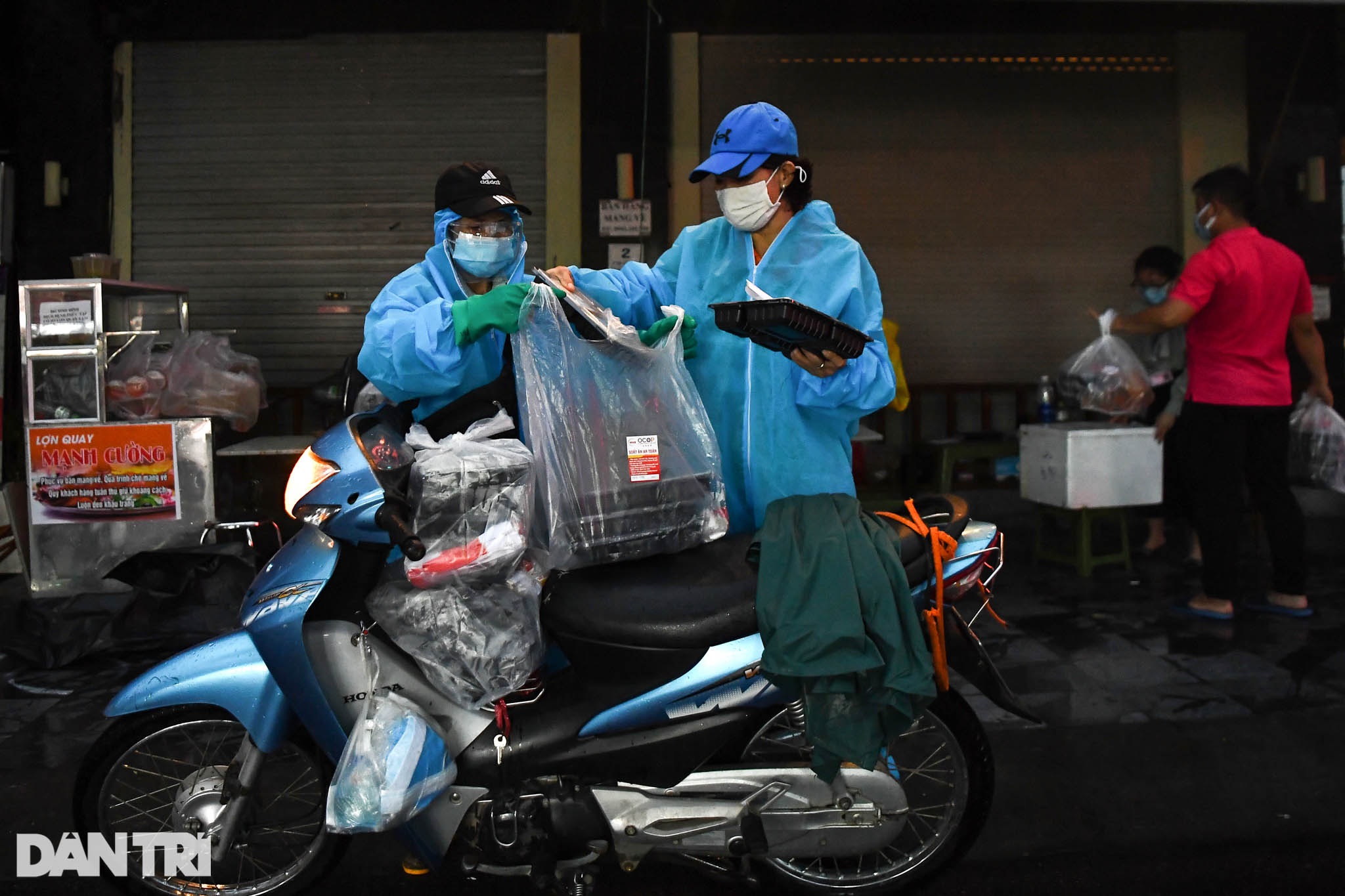 14 nữ chiến binh áo xanh thu gom rác giữa vùng dịch ở Hà Nội - 15