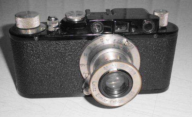 Chiếc máy ảnh 35mm của các nhà sản xuất Leica và Contax của Đức, cụ thể là Leica Model II.