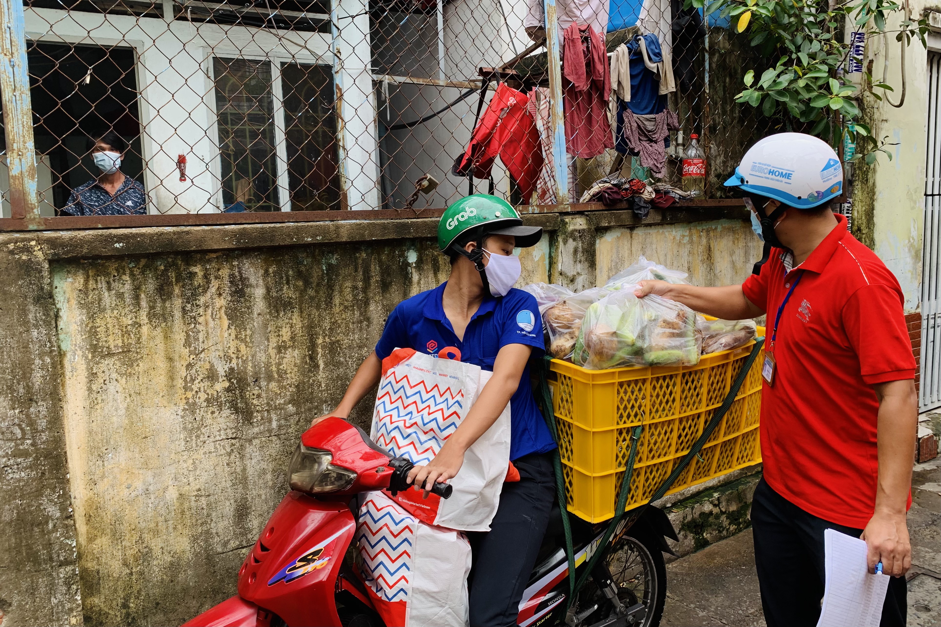 Túi an sinh đến với người dân xóm rác Sài Gòn - 3