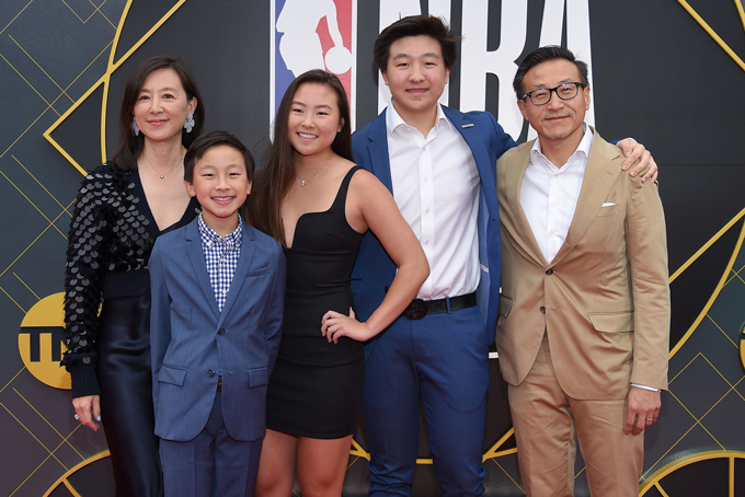 Nhà đồng sáng lập Alibaba Joe Tsai cùng vợ và ba con trong một sự kiện tại California vào năm ngoái. Ảnh: AFP.