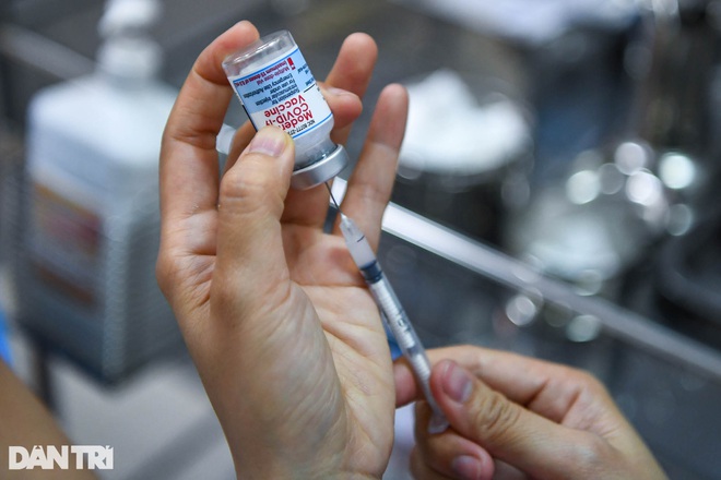 Hỏi đáp vắc xin Covid-19: Lỡ mũi 2 Pfizer, có được tiêm bù vắc xin khác? - 1