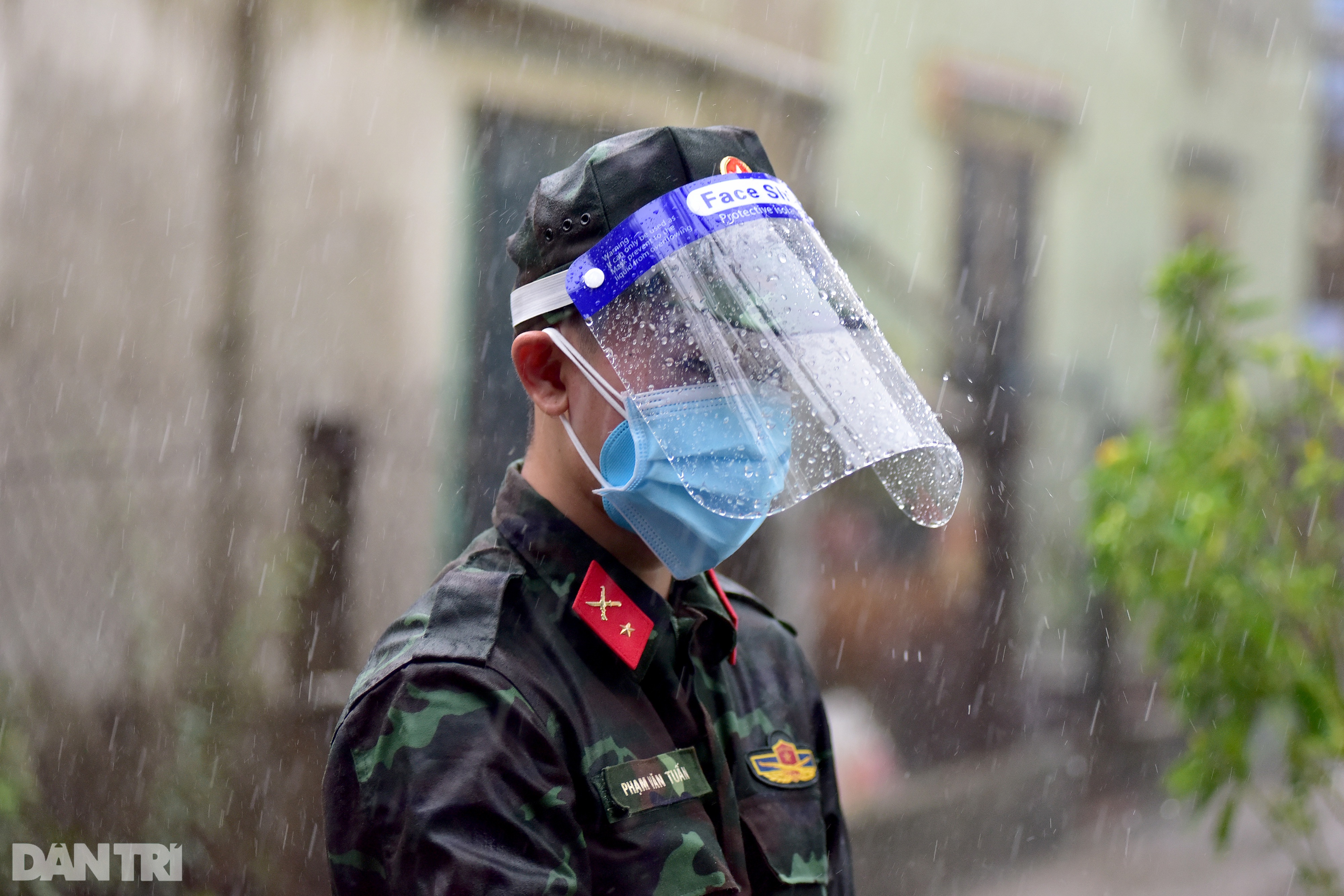 Bộ đội dầm mưa, trao quà tự tăng gia sản xuất cho người dân TPHCM - 11