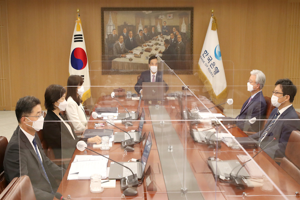 Thống đốc Ngân hàng Trung ương Hàn Quốc Lee Ju-yeol (C) chủ trì cuộc họp của Ủy ban Chính sách Tiền tệ tại Seoul vào thứ Năm, để quyết định tỷ giá chủ chốt cho tháng này (ảnh: Ngân hàng Trung ương Hàn Quốc)