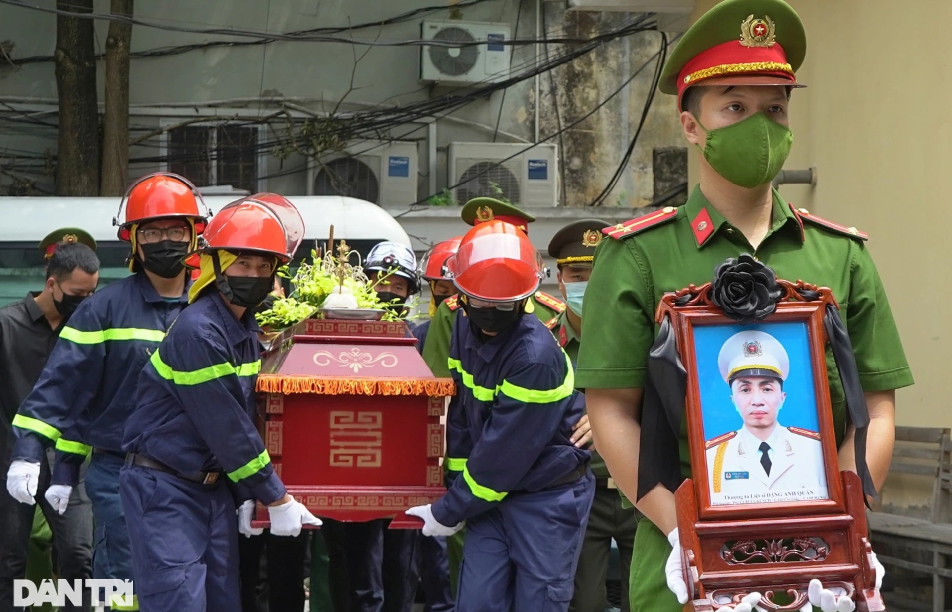 Hình ảnh đồng đội đưa thi hài 3 liệt sĩ qua nhà riêng, đến Nhà tang lễ QG