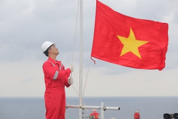 Trang nghiêm lễ chào cờ trên mỏ dầu khí Hải Thạch - Mộc Tinh