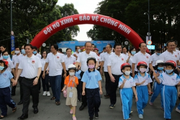 Phó Thủ tướng Trương Hòa Bình dự sự kiện vận động đội mũ bảo hiểm cho trẻ em