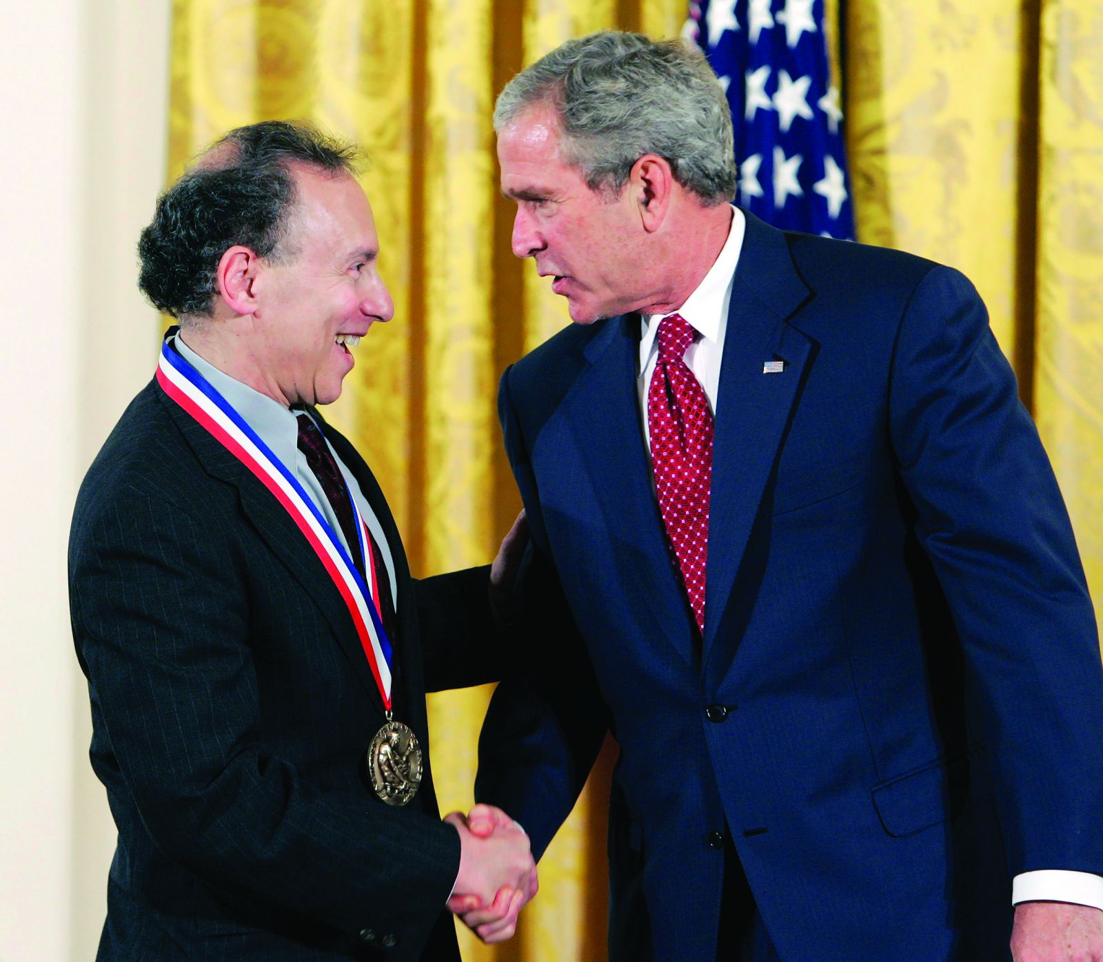 Năm 2007, Tổng thống George W. Bush trao Huân chương Khoa học Quốc gia cho Tiến sĩ Robert S. Langer của Viện Công nghệ Massachusetts tại Nhà Trắng. (Larry Downing / Corbis).