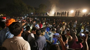 Tàu hỏa lao vào đám đông ở Ấn Độ, hơn 60 người chết