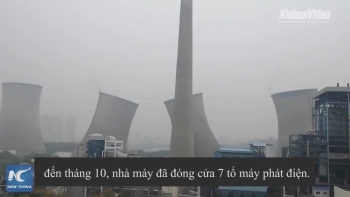 Ba tòa tháp ở nhà máy nhiệt điện Trung Quốc bị đánh sập trong tích tắc