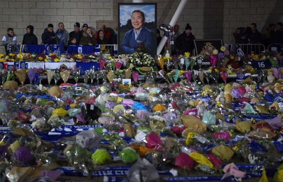 Các cầu thủ Premier League đeo băng tang tưởng nhớ cố Chủ tịch Leicester
