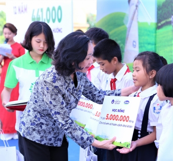 Vinamilk trồng 61.000 cây xanh và trao 119.000 ly sữa cho trẻ em Hà Nội