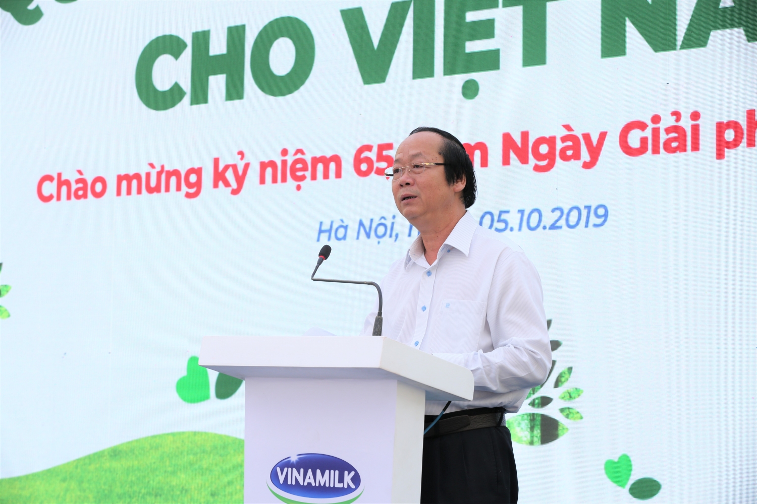 vinamilk trong 61000 cay xanh va trao 119000 ly sua cho tre em ha noi