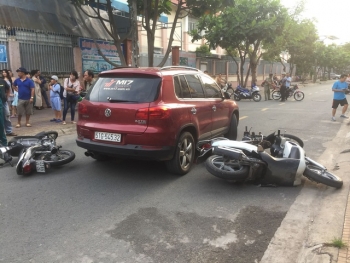 Người phụ nữ lái ô tô tông nhiều xe máy trước cổng trường tiểu học