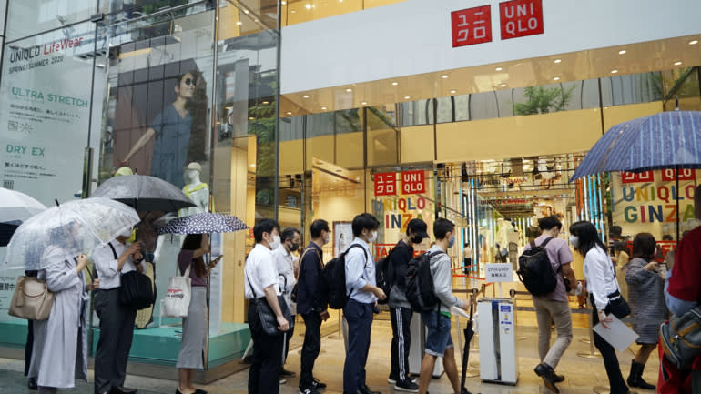 Sự sống còn của trang bị: Người mua sắm Nhật Bản xếp hàng để mua mặt nạ AIRism của Uniqlo vào ngày họ mở bán, ngày 19 tháng 6. 