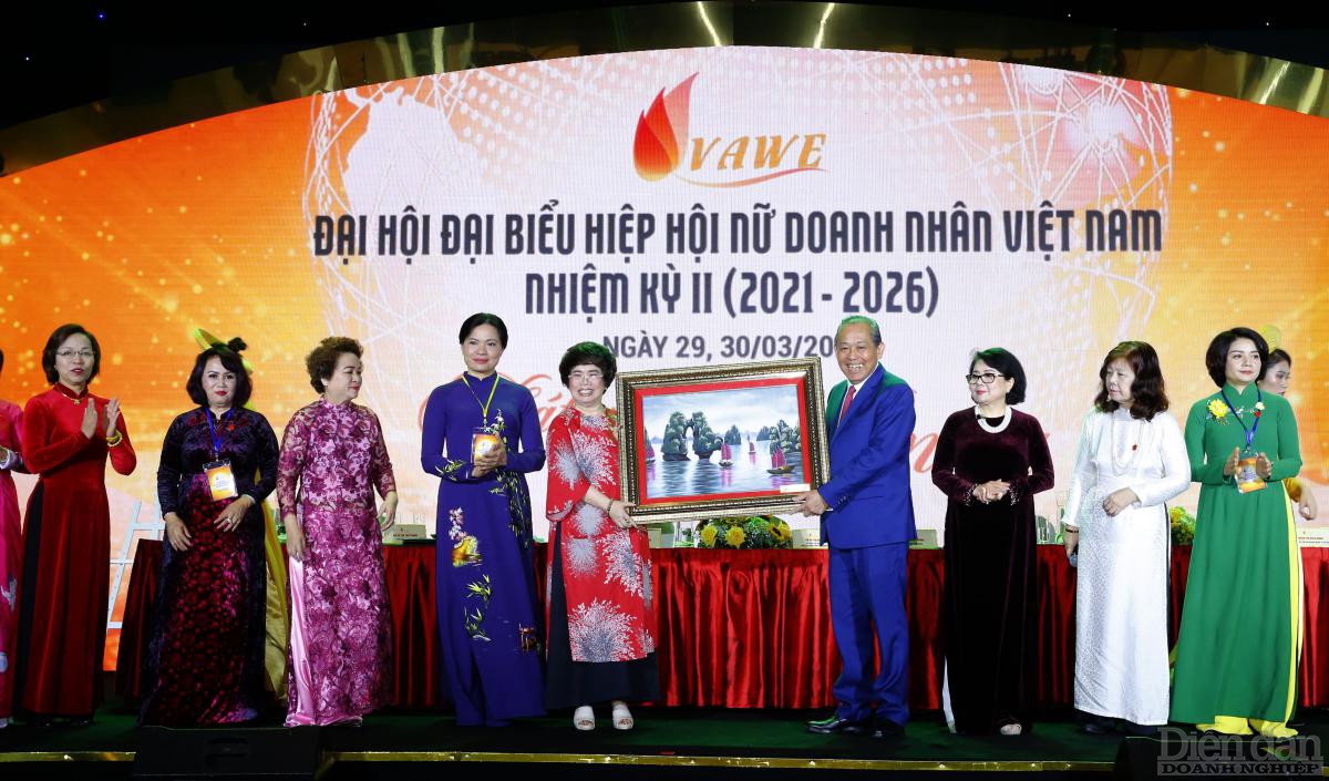 Nguyên Phó Thủ tướng thường trực Chính phủ Trương Hòa Bình tặng quà Đại hội Đại biểu Hiệp hội Nữ doanh nhân nhiệm kỳ II