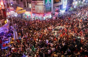 'Ma quỷ' tràn ngập phố đi bộ Sài Gòn đêm Halloween