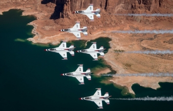 Màn trình diễn ấn tượng của phi đội máy bay “Chim sấm sét” của không quân Mỹ
