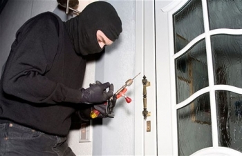 Ở chung cư cao cấp, cư dân vẫn phát hoảng vì… trộm phá cửa “ghé thăm”