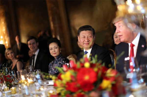 Tổng thống Mỹ Donald Trump đã tiếp đón Chủ tịch Trung Quốc Tập Cận Bình và Đệ nhất phu nhân Bành Lệ Viên đến bữa tối xa hoa tại khu nghỉ dưỡng Mar-a-Lago của ông vào tháng 4 năm 2017 [Tập tin: Carlos Barria / Reuters]