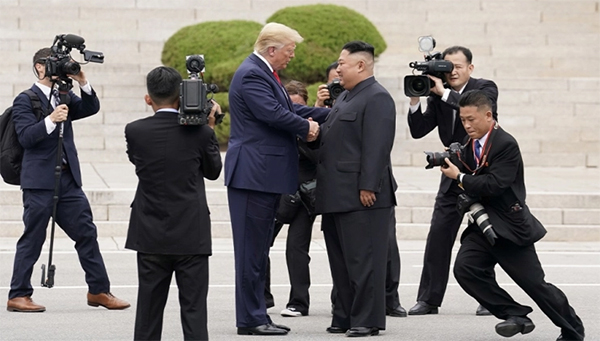 Tổng thống Mỹ Donald Trump dường như có quan điểm mềm mỏng đối với các nhà lãnh đạo độc tài như Kim Jong Un và áp dụng cách tiếp cận mang tính giao dịch cao để hoạch định chính sách, gây nhiễu cho các đồng minh và đối tác ở châu Á-Thái Bình Dương [Tập tin: Kevin Lamarque / Reuters]