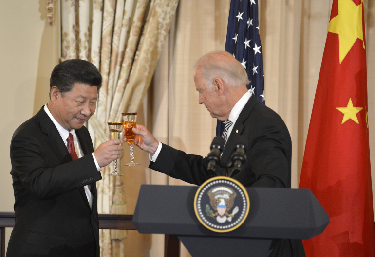 Phó Tổng thống Joe Biden đã gặp Tập Cận Bình nhiều lần. Các nhà phân tích cho rằng trong khi chiến thuật của Biden có thể thay đổi, chiến lược cứng rắn hơn của Mỹ đối với Trung Quốc sẽ vẫn duy trì nếu ông nắm quyền Nhà Trắng với sự ủng hộ rộng rãi của lưỡng đảng [Tập tin: Mike Theiler / Reuters]