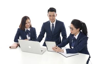 Đồng phục PVcomBank Premier dành cho đội ngũ chuyên gia đã tạo nên sự thanh lịch, chuyên nghiệp trong mắt khách hàng.