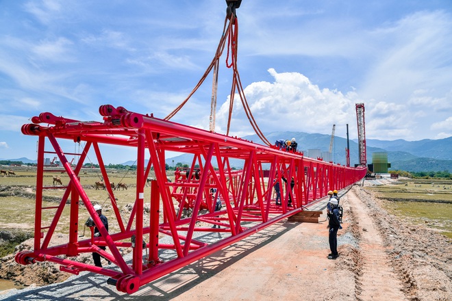 Cận cảnh những thiết bị khổng lồ thi công điện gió ở Việt Nam - 7