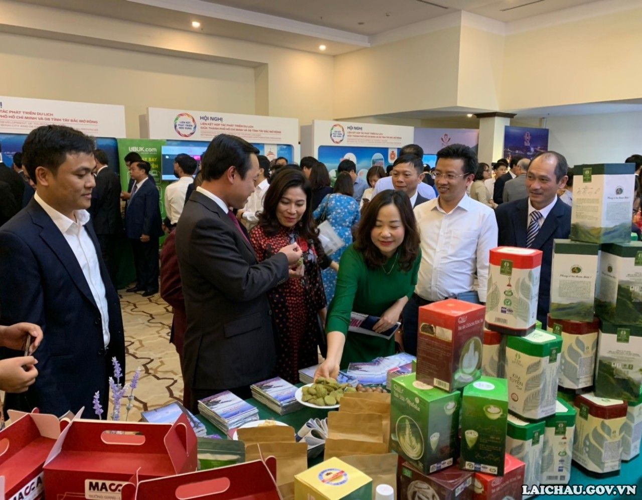 Chủ tịch UBND tỉnh Lai Châu Trần Tiến Dũng giới thiệu các sản phẩm OCOP của tỉnh với các đại biểu (Ảnh: BBT)