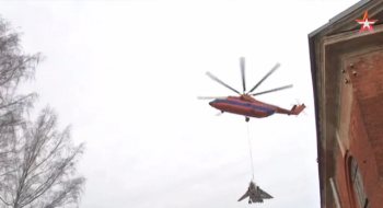 Video trực thăng Nga “chở” máy bay chiến đấu 22 tấn vòng quanh thành phố