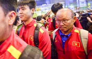 Biển người đổ ra sân bay đón đội tuyển Việt Nam trở về