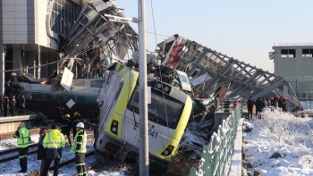 Tàu cao tốc Thổ Nhĩ Kỳ đâm gẫy đôi cầu đi bộ, 7 người chết, 43 người bị thương