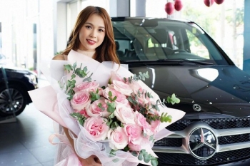 Sao Việt ngày 1/12: Hot girl Sam mang vali tiền mua xe hơi 2,6 tỷ đồng