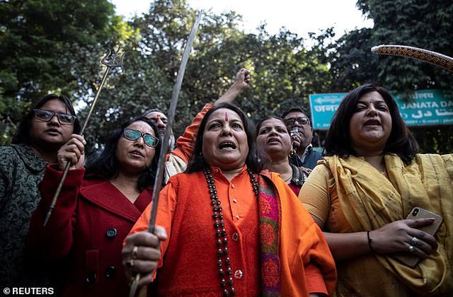 Ấn Độ: Nạn nhân hiếp dâm bị thiêu sống ngay trên đường đến tòa