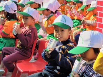 Trẻ em Hà Nam hào hứng tham gia phát động chương trình sữa học đường