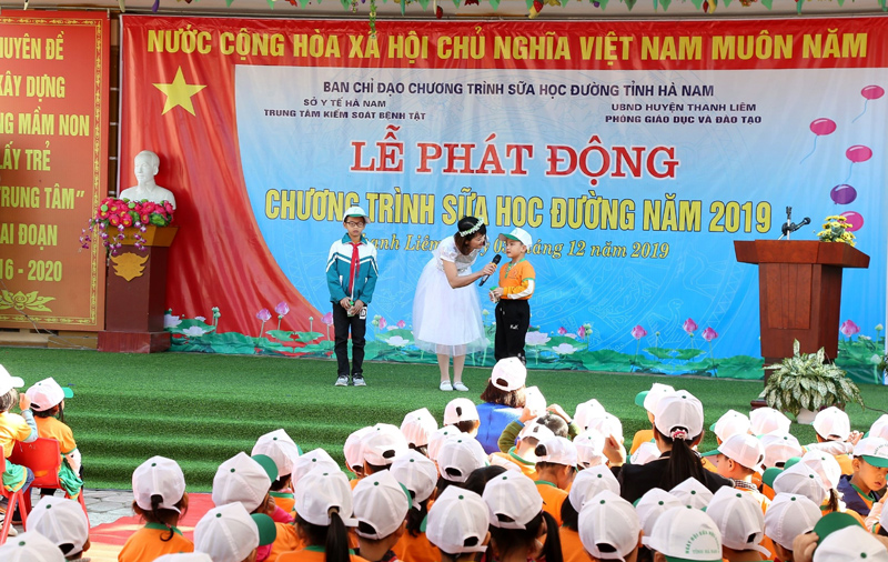 tre em ha nam hao hung tham gia phat dong chuong trinh sua hoc duong